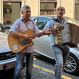 Lekker eten onder begeleiding van twee straat muziekanten